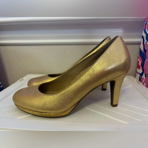 Naturalizer Metallic Gold Round Toe Pumps - Picture 1 of 11
